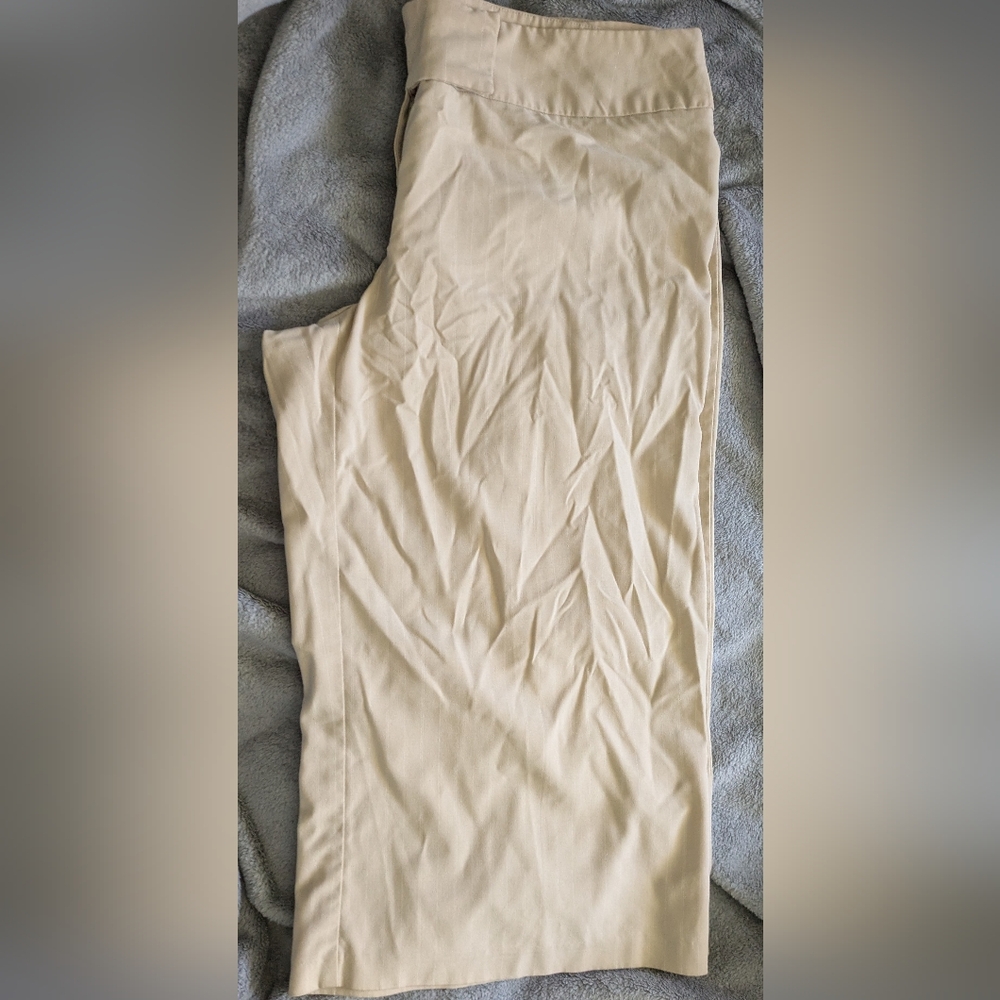Cherokee Cream Capris Soft Textured Lightweight